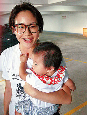 林嘉欣与女儿