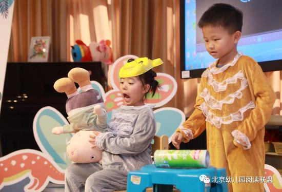 图为：绘本剧演出