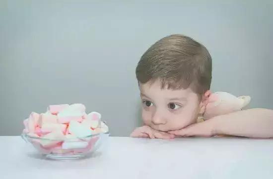 长期的匮乏和不满足，让这些孩子更有种迫不及待要享受棉花糖的欲望。